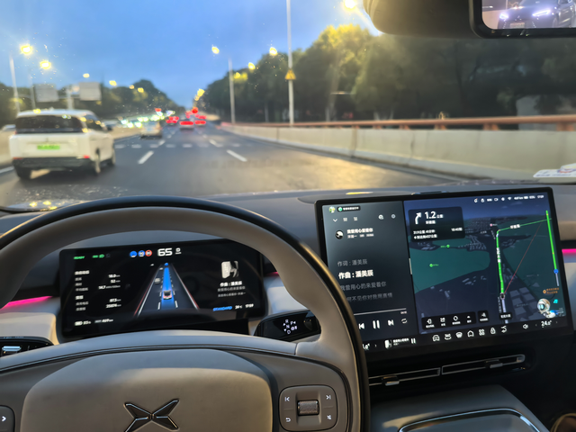 小鹏P7+车内隔音表现车内噪音主要来自于车辆上部，下层空间噪音不明显，电机运转