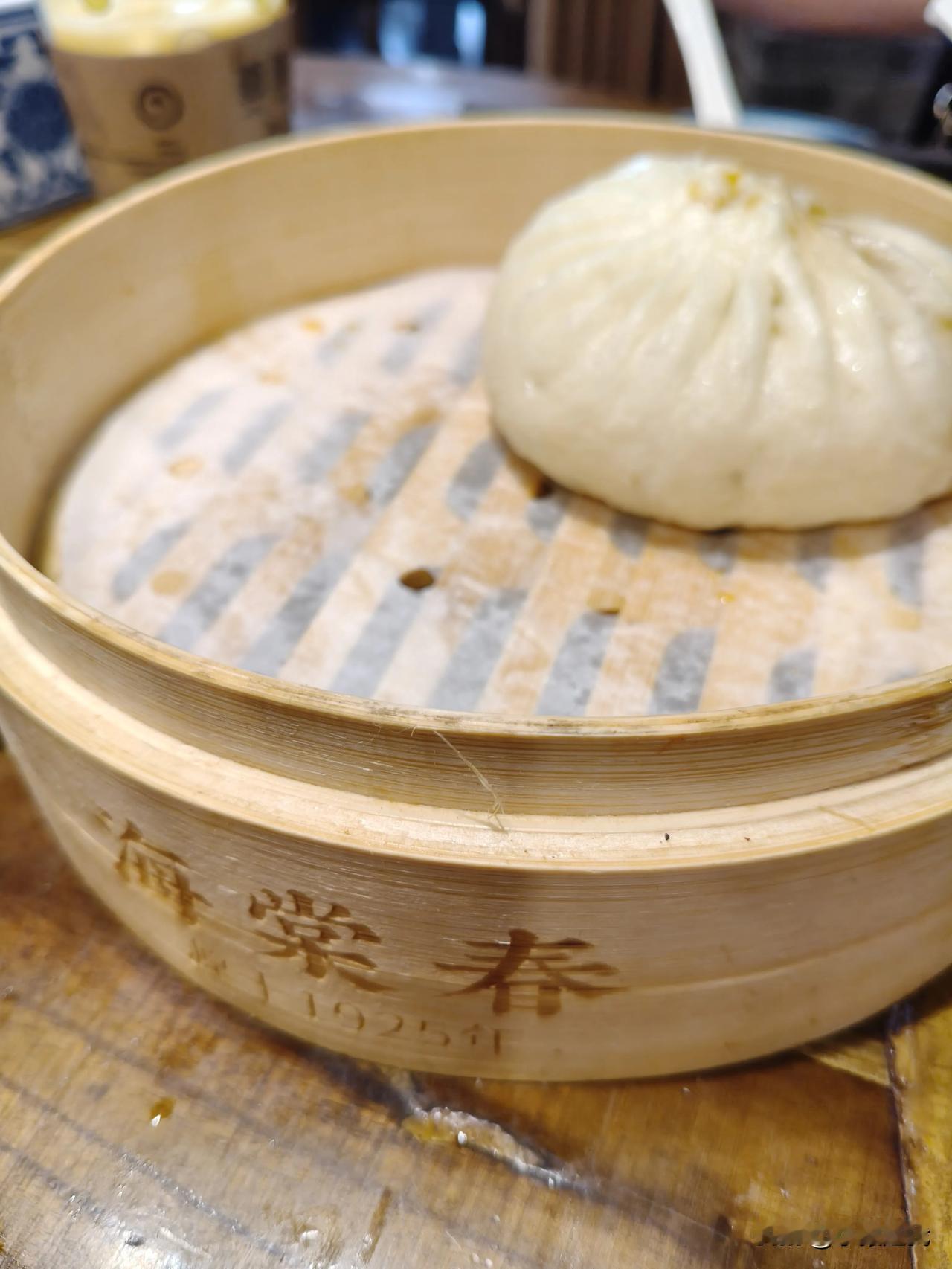 我家小子现在上一年级，昨晚辅导他做数学题，9+6等于几，我给他讲凑十法：“儿子你