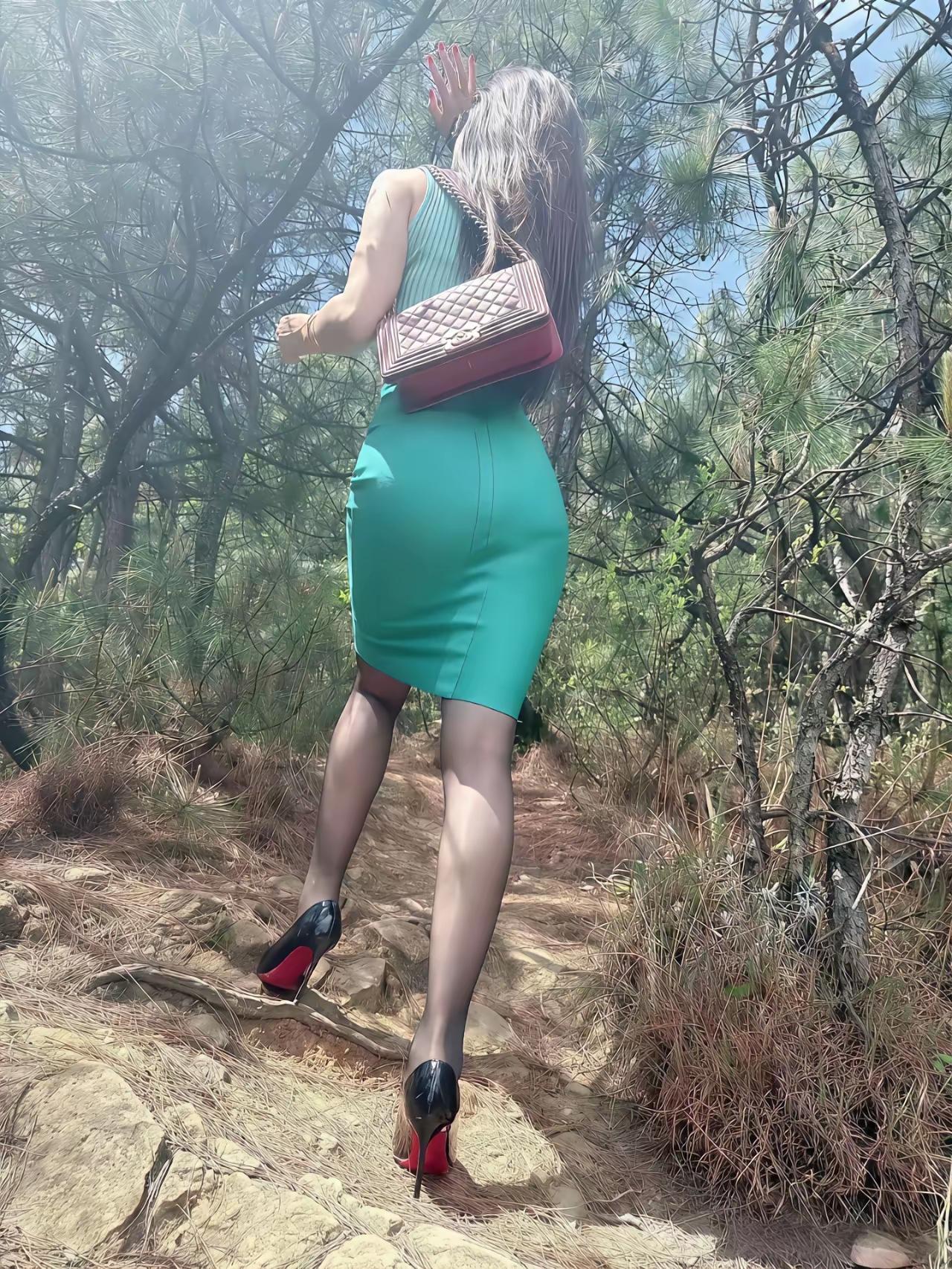 实在是想不通，穿着高跟鞋走这种路，这种人脑袋里到底是咋想的？你说爱美之心人皆