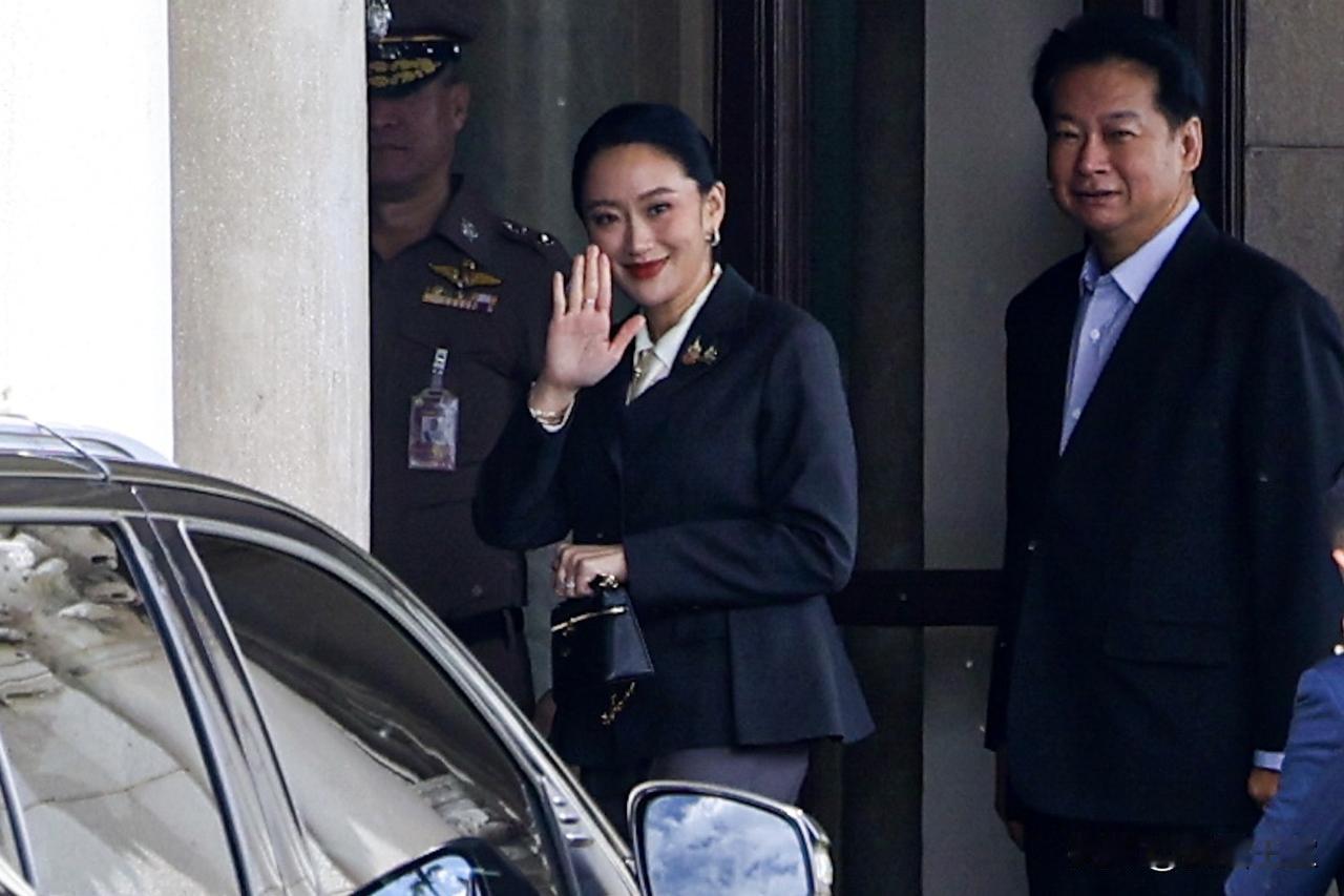 39岁佩通坦亮相了！一身黑色西装现身政府大楼！当地时间8月29日，佩通坦出席