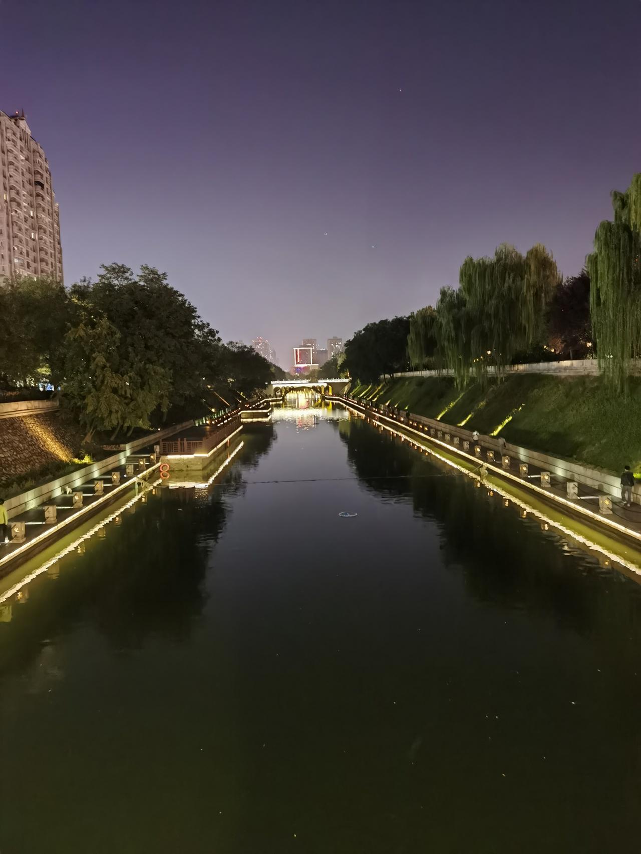 分享一下你随手拍下的城市夜景西安护城河既宽大，夜景也很美！