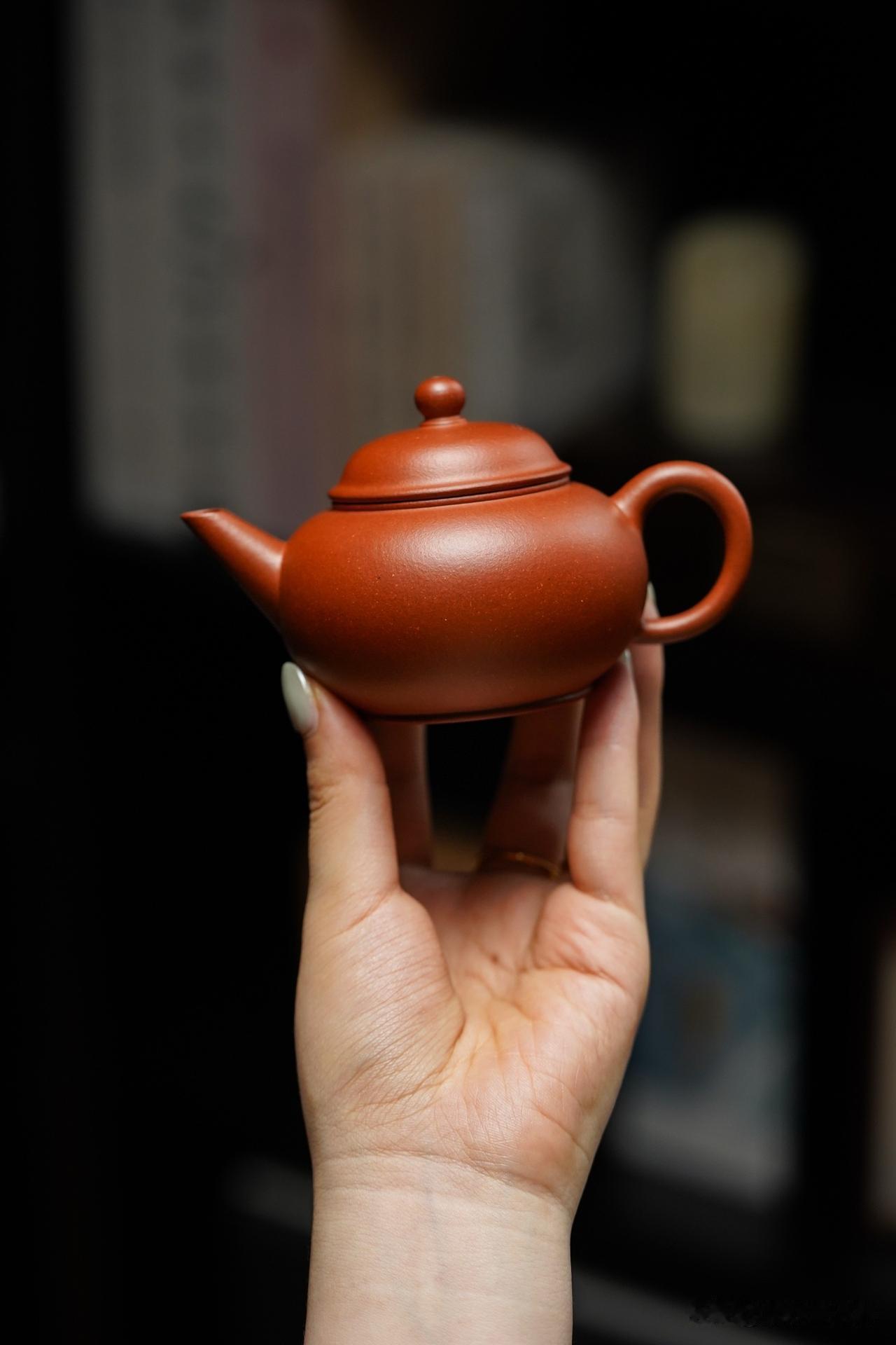 长期使用紫砂壶泡茶，紫砂壶不仅不会出现磨损和划痕，相反会因为吸收了茶汤中的茶油而