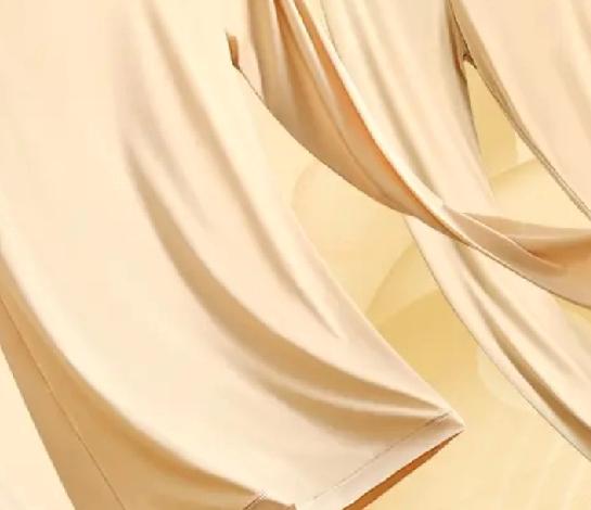 最近刷短视频，总看到不少主播在推一种叫“美肤衣”的衣服。说是薄薄一层，就能锁