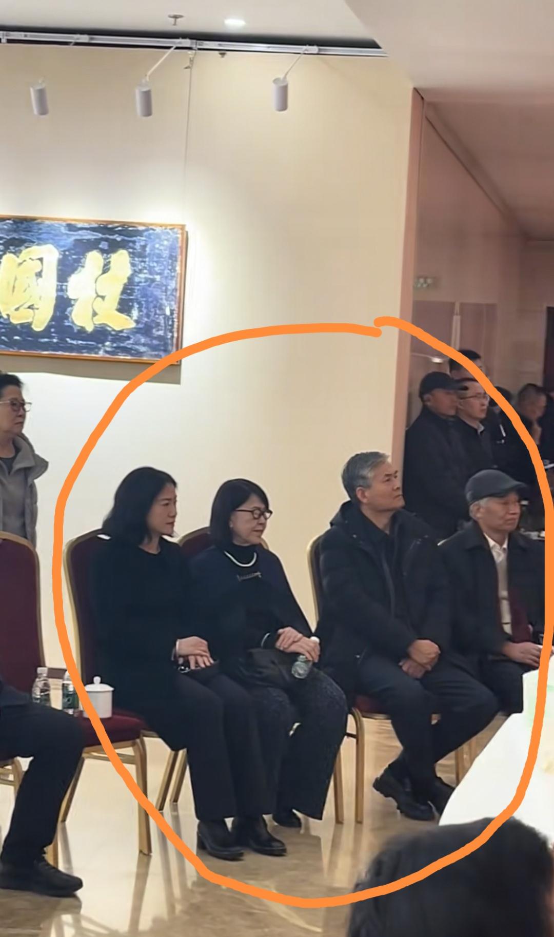 12月2日，杨振宁的遗孀翁帆女士和母亲出席公开活动，去参加现代书法大师舒同120
