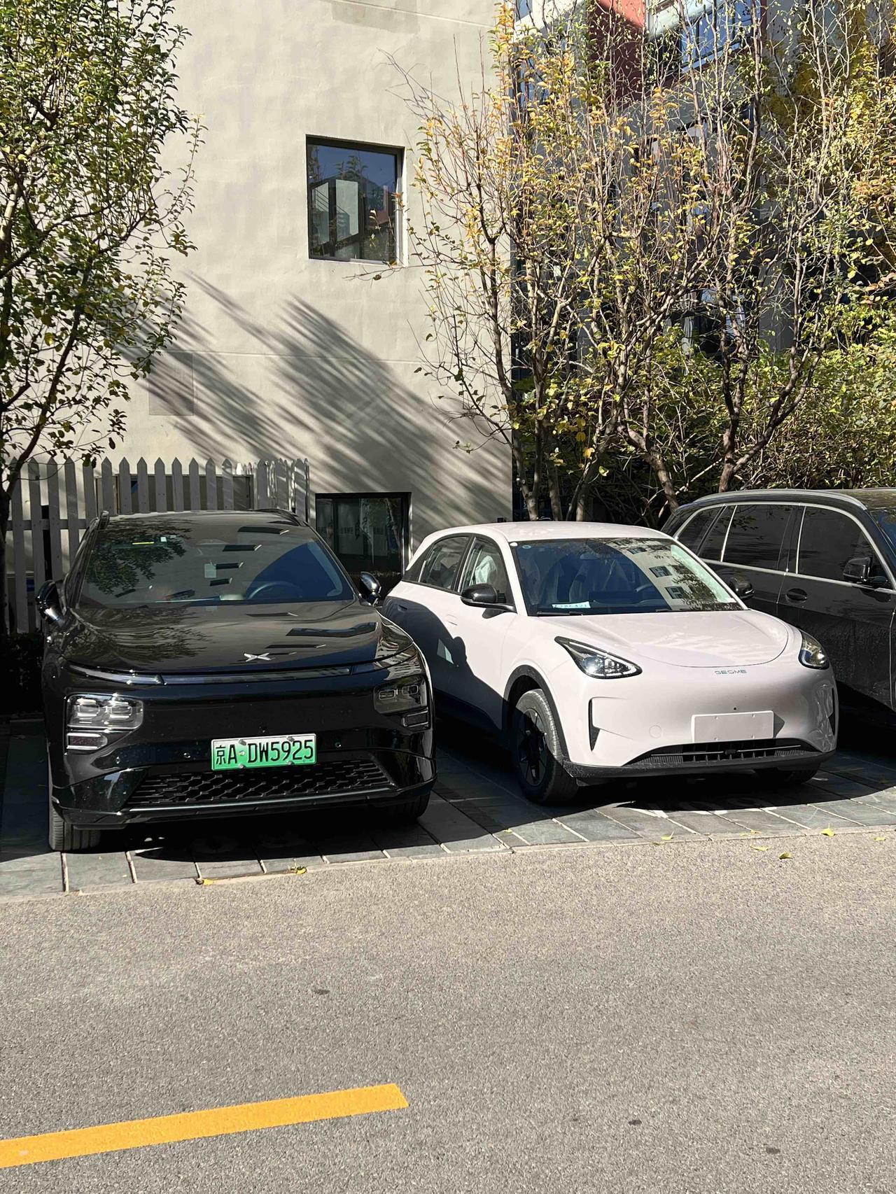 小鹏今天的港股市值超过理想400多亿了。旁边的小车吉利银河的星愿，一年时间，销量