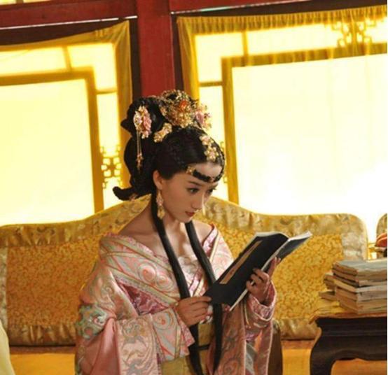 1627年，明熹宗朱由校去世，21岁的皇后张嫣从此寡居。一日，太监陈德润趁张嫣梳