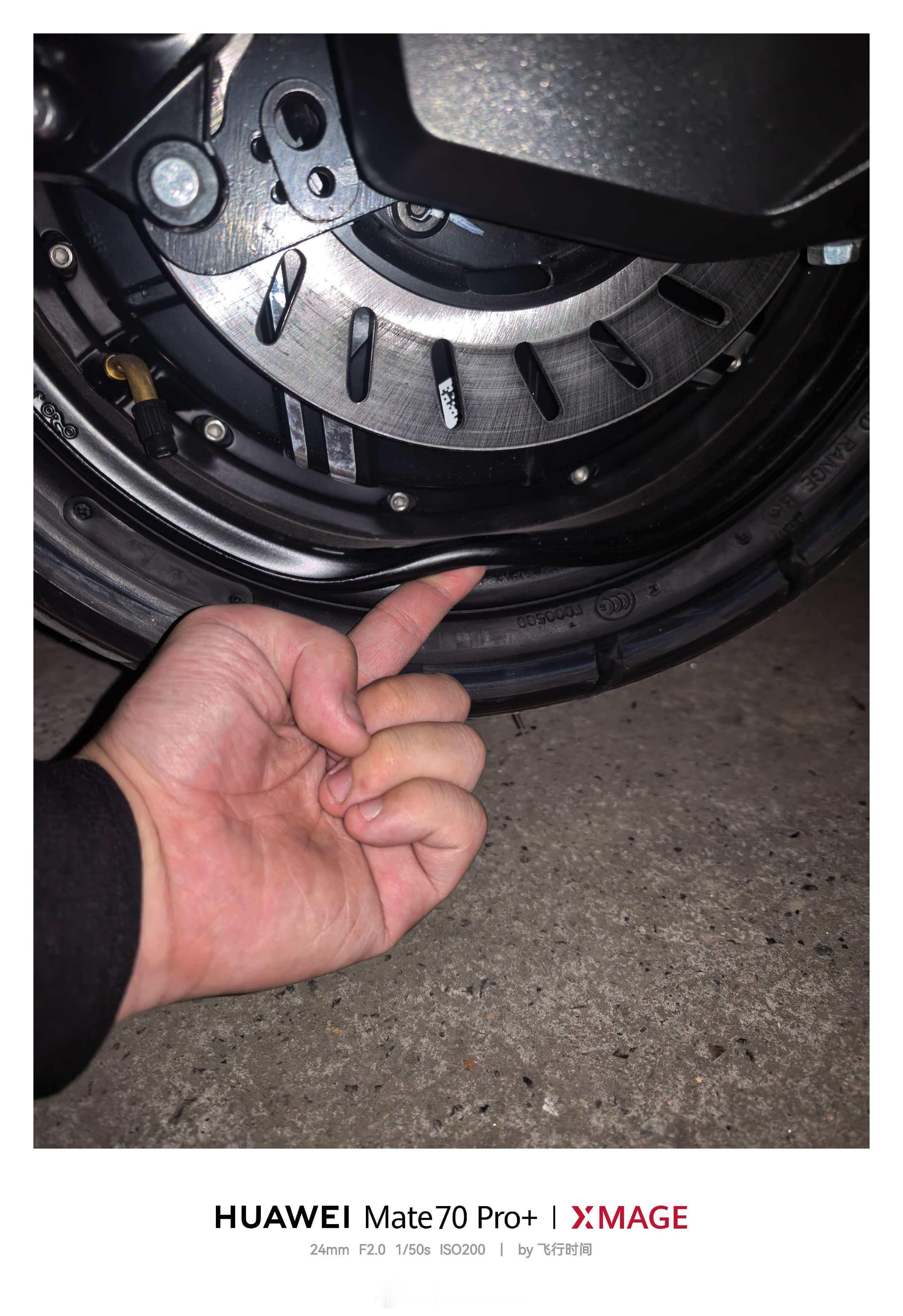 群友新电动车刚上路，结果遭遇不讲武德的蒙脸女骑手，从右边闪移贴近，群友本能闪躲，