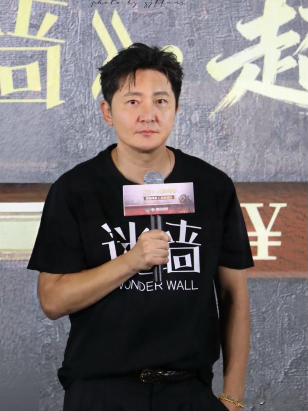 导演，你欠郭京飞一个道歉。也欠观众一个解释。《迷墙》太难为郭京飞了。一个道