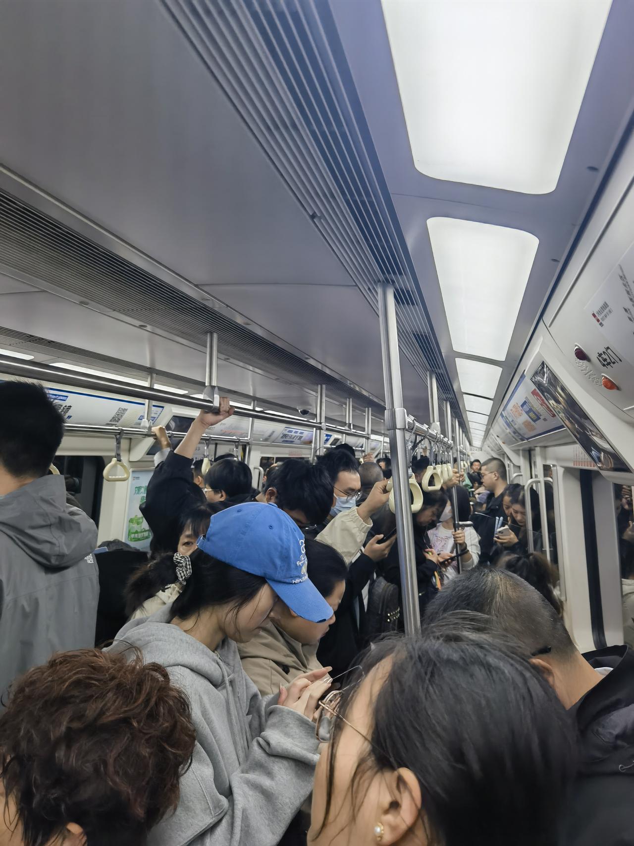 大西安地铁2号线周五客流量实况写真，号称西安地铁客流量之冠，请各位朋友看图体会