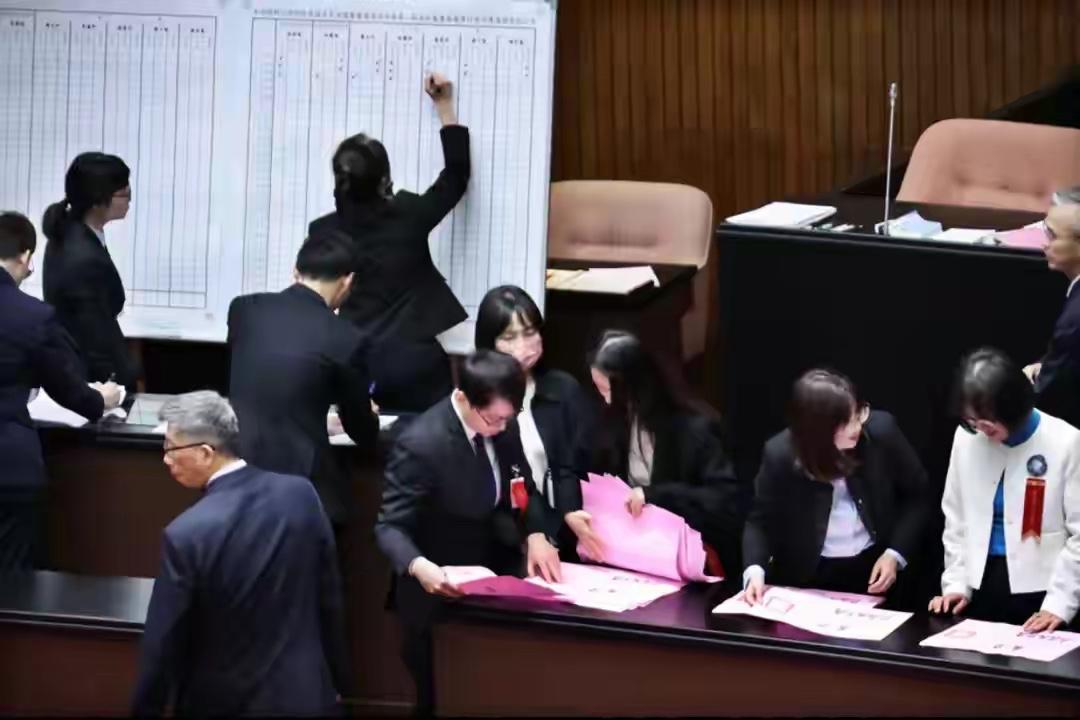 赖清德上当了，台湾“立法院”最新投票通过了部分“中选会”的人事名单，蓝营推荐的