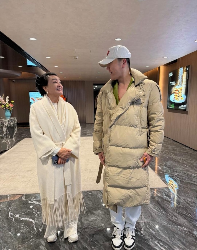 网友在北京一家酒店偶遇张兰，她穿着大衣，看起来好贵气。她的脸上带着笑容，整个人精