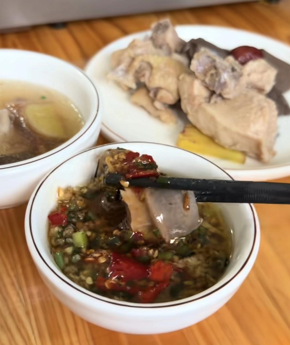 佛山莫氏鸡煲反向性的宣传模式，就这样爆火了。但是有一点还是店里的精髓，抓住了广东