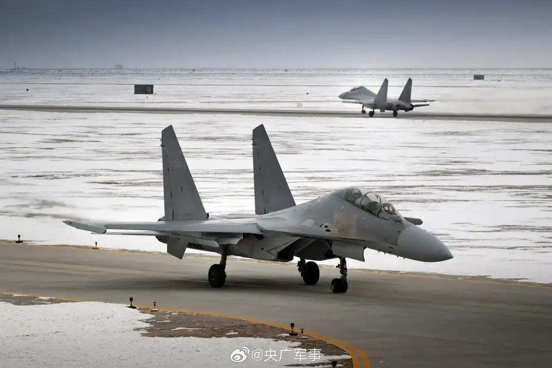 中国歼16空军编队在中埃联合演习中再次大出风头，令世界震惊！首先最令人头疼的是