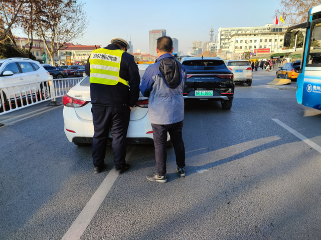 提车两礼拜被人追尾了后面孙儿开车看手机，直接把我怼了，交警判全责。车已经拉到