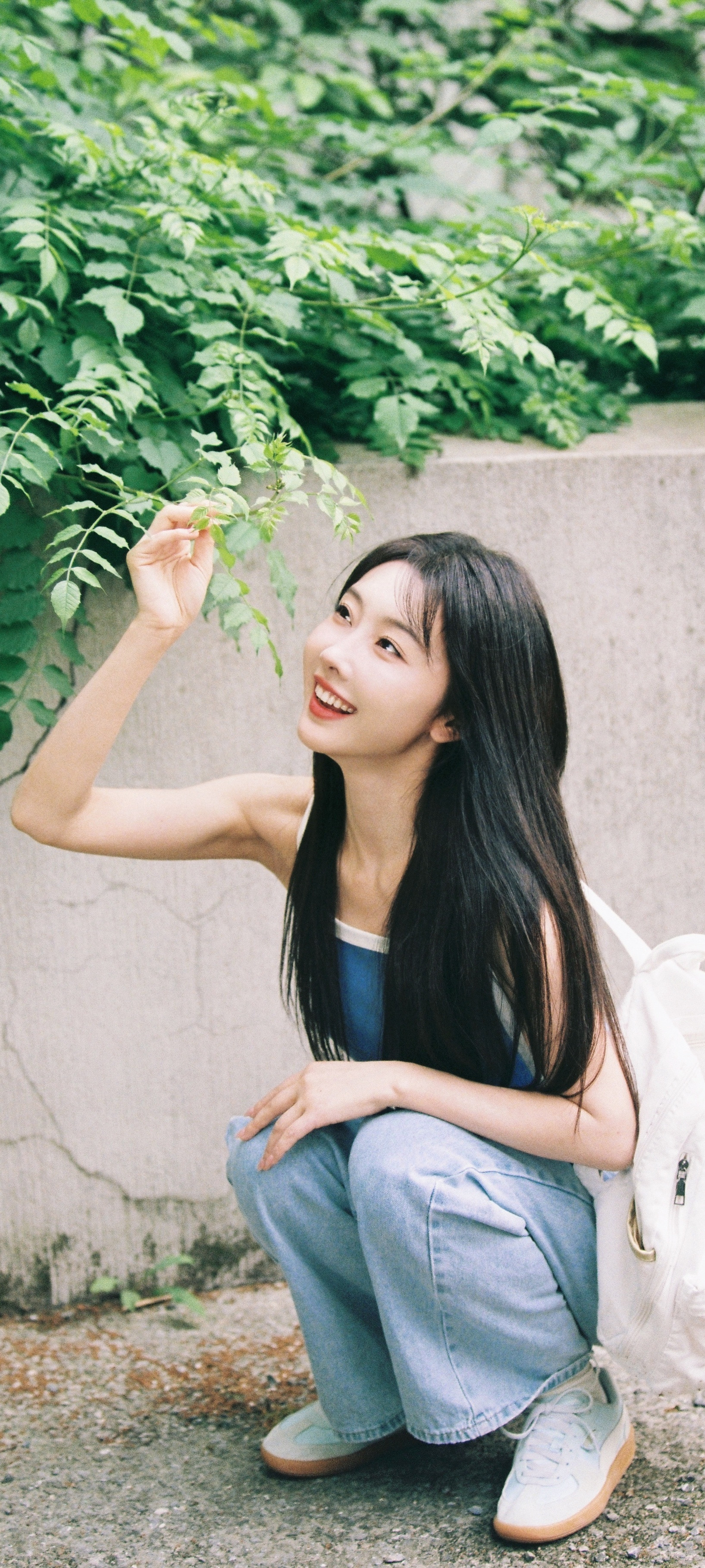 宣璐今日私服壁纸：温柔长发蓝色吊带牛仔，好甜美的师姐。宣璐