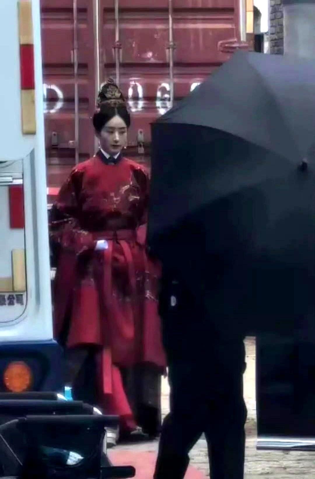 赵丽颖披甲上战场，女人终于不是陪哭预告片里，她抬头看天，一句“风向变了，提前