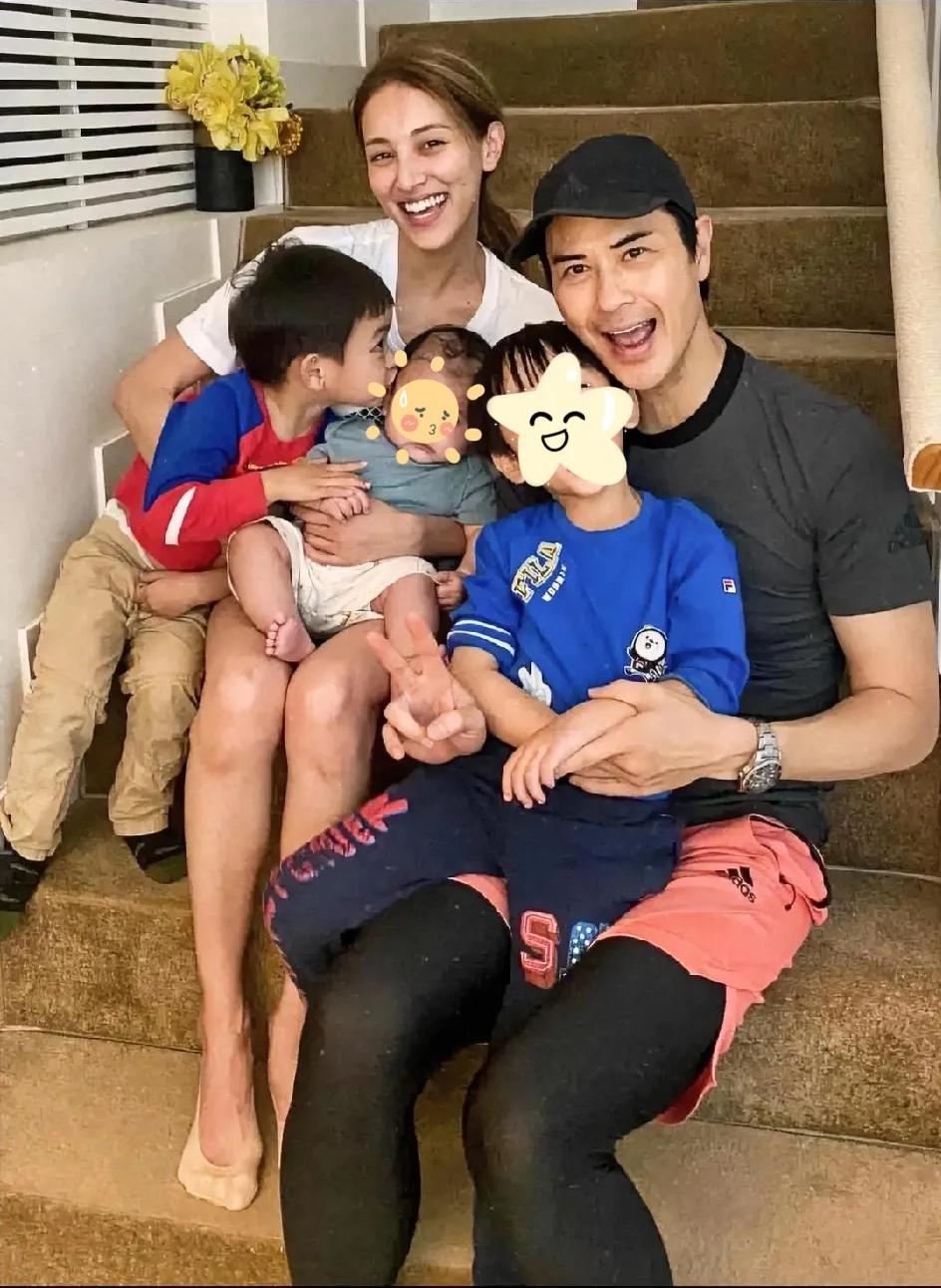 网友说:“70后的郑嘉颖高攀陈凯琳，毕竟他比陈凯琳大21岁，不般配”。陈凯琳出