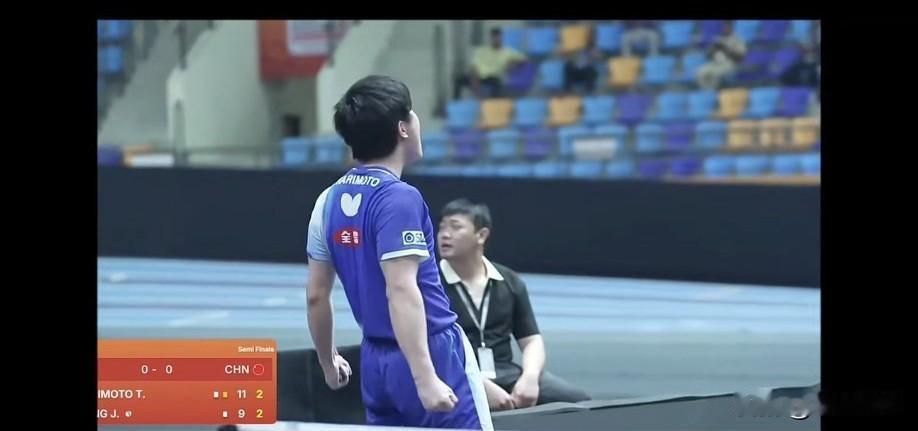本子上次模仿头哥头哥脱衣服指名字，今晚模仿头哥手指地方！人家头哥夺冠指奖杯，他
