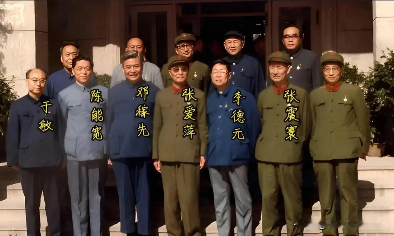 这张珍贵合影，记录了张爱萍上将莅临核武器研究第九所视察的场景。邓稼先、于敏、陈