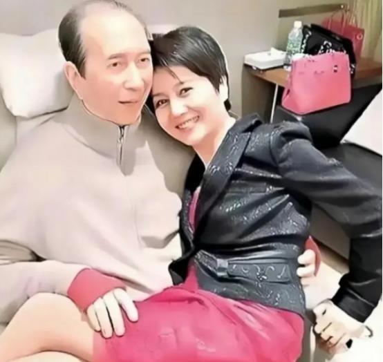 一次，主持人问四太梁安琪：“赌王在78岁高龄时，你们生下了最后一个孩子，是不是做