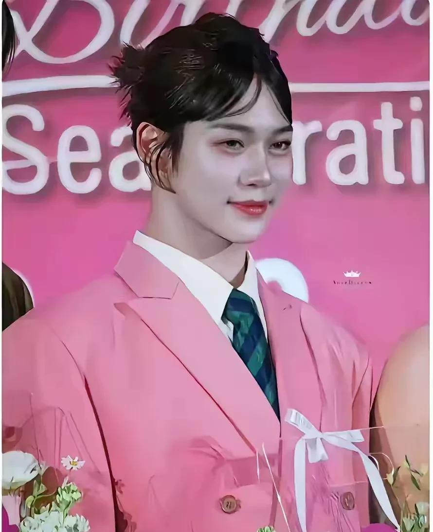 你看得出来她是个男人吗？这妆容，这粉底，比真的女人还厚，只是身材像男人而已，整张