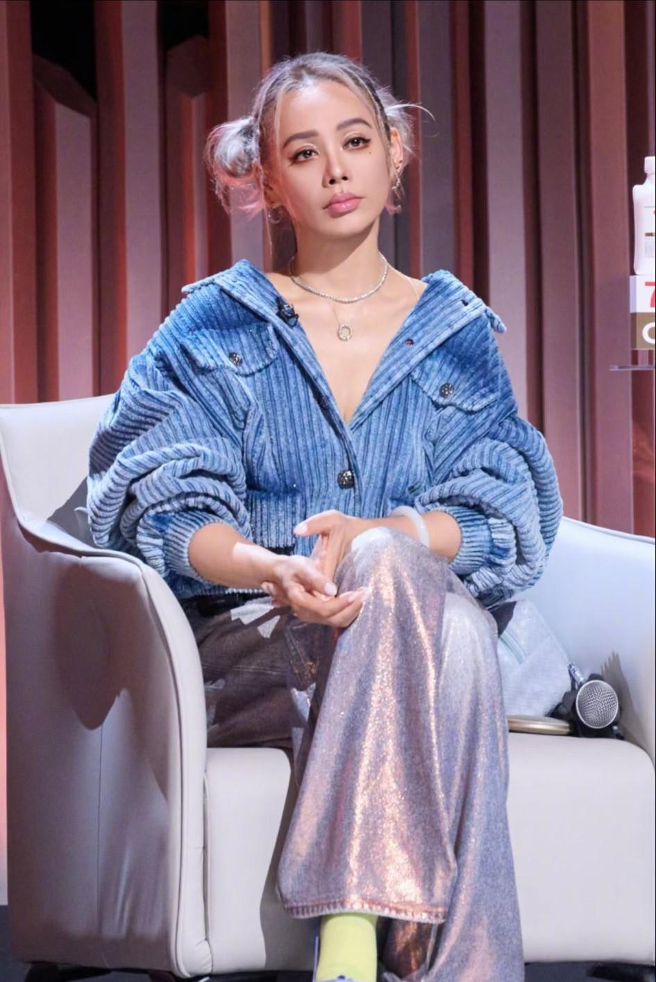符合所有中年“美少女”标准的宁静，乍一看以为是蔡依林，当然她已经奔6了，算是