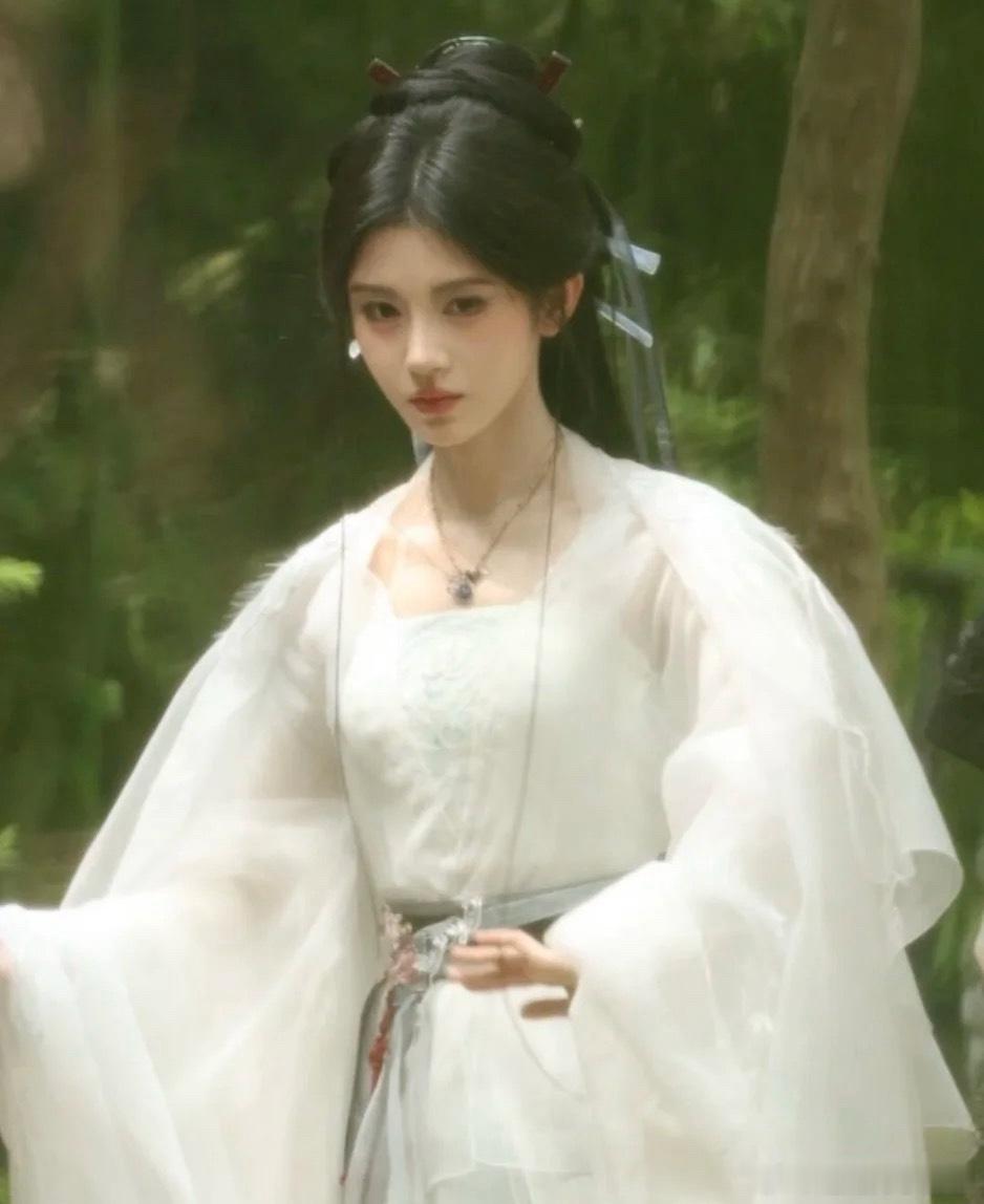 这妆造有点周芷若的感觉，又仙又妖​​​