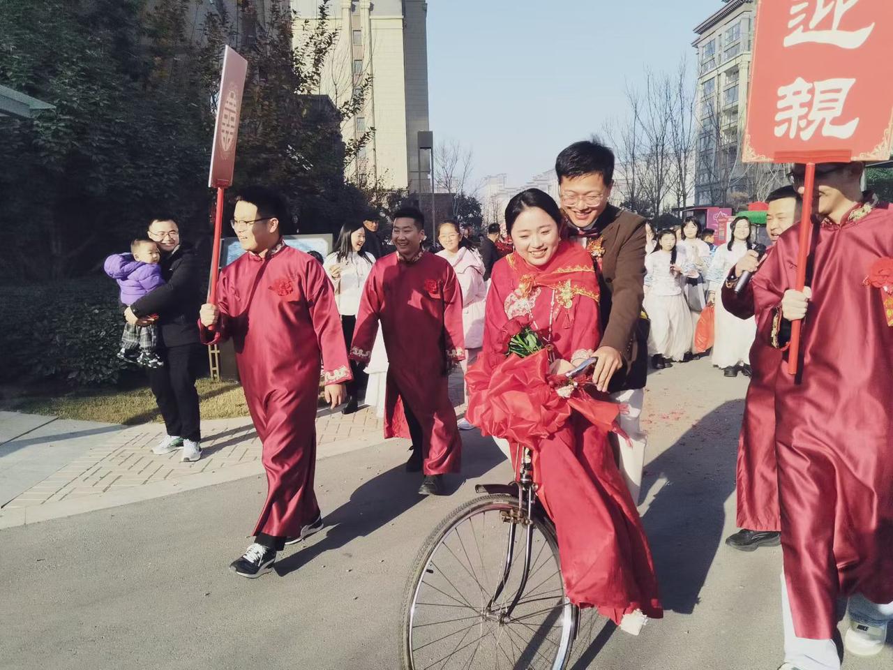 看到个视频，女的对穷小子说:我嫁进大山只需要一天，可我走出大山却要一辈子，我要