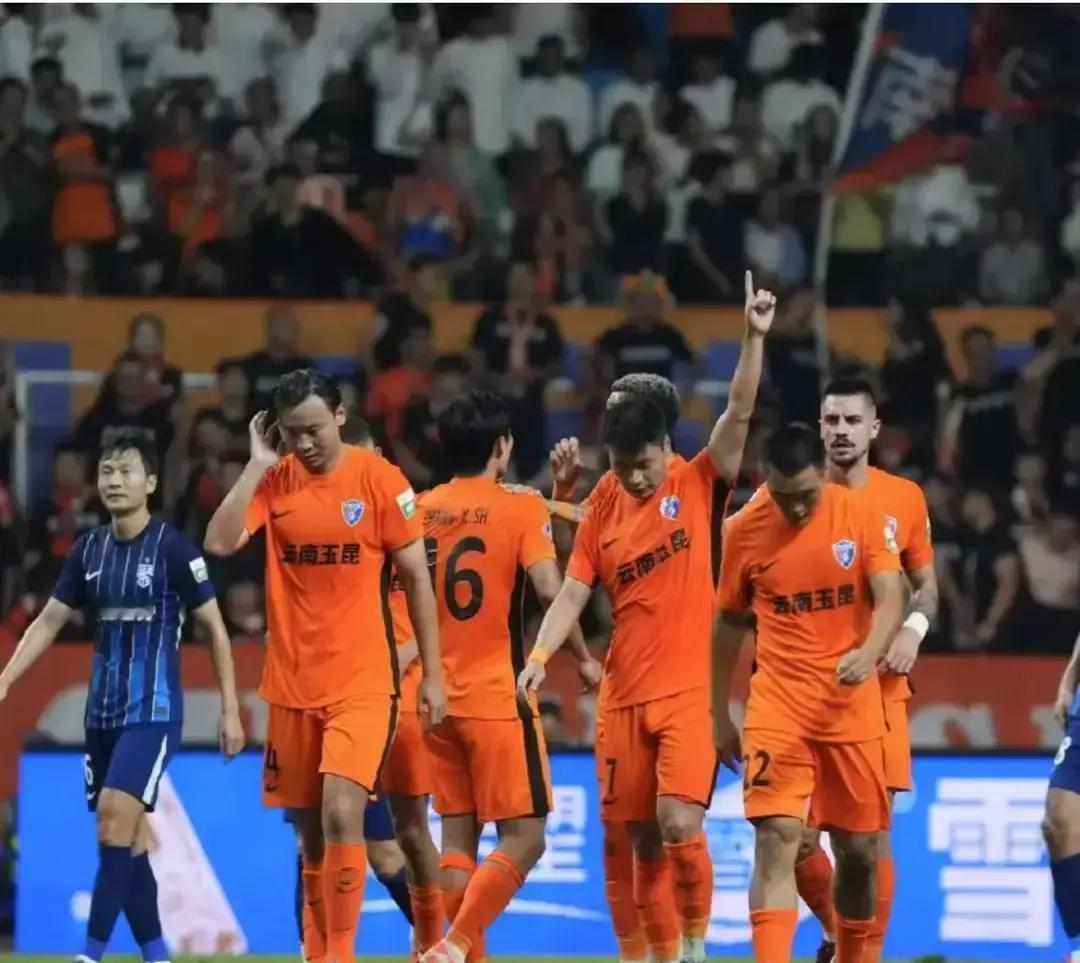 云南玉昆刚签邓涵文，转头就撬徐新？中甲第二的冲超野心，藏着3个你不知道的关键局！