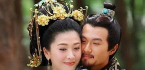 野史：卫青32岁时，迎娶43岁已经三婚的寡妇平阳公主。洞房之夜，娇妻坐在榻上刚准