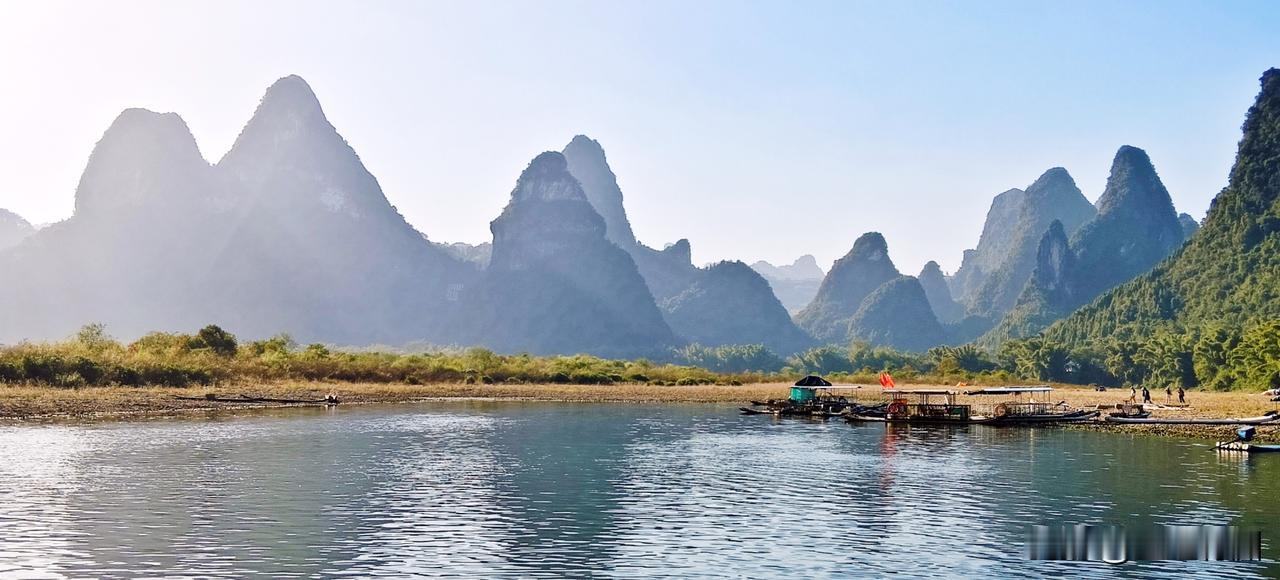 漓江山水，那真是人间仙境！亲自站在漓江船头，才懂“桂林山水甲天下”所言非虚。烟雨