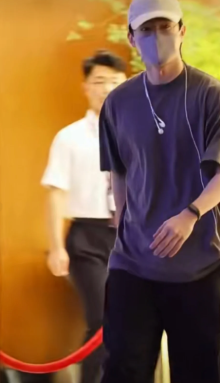 刘昊然李兰迪到达厦门，这是李兰迪和刘昊然的首次合作吧，终于不是换乘恋爱组合了，期