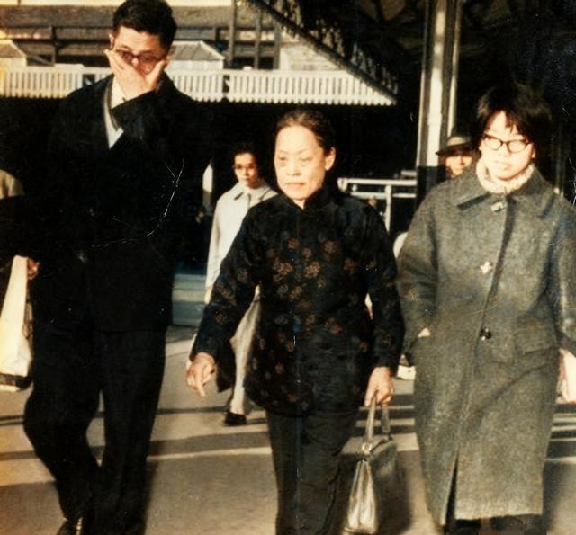 这是1970年，杨振宁母亲罗孟华，获准前往香港看望儿子时，一张罕见的留影，照片中