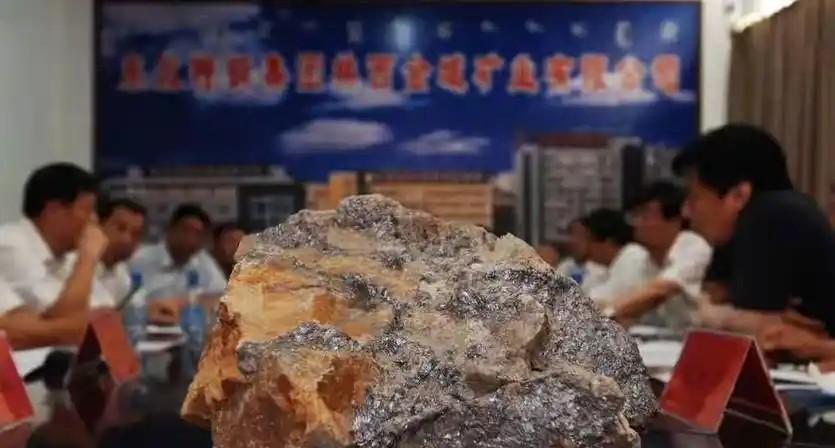 很多人不理解，以前我们没有稀土出口时，美国的隐形战斗机和芯片是怎么造出来的？内行