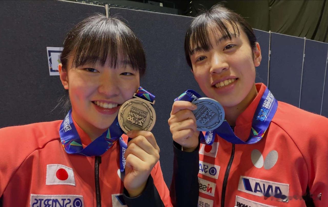 张本美和赛后发文，兄妹俩套路一模一样2026伦敦世乒赛摘得银牌后，张本美和