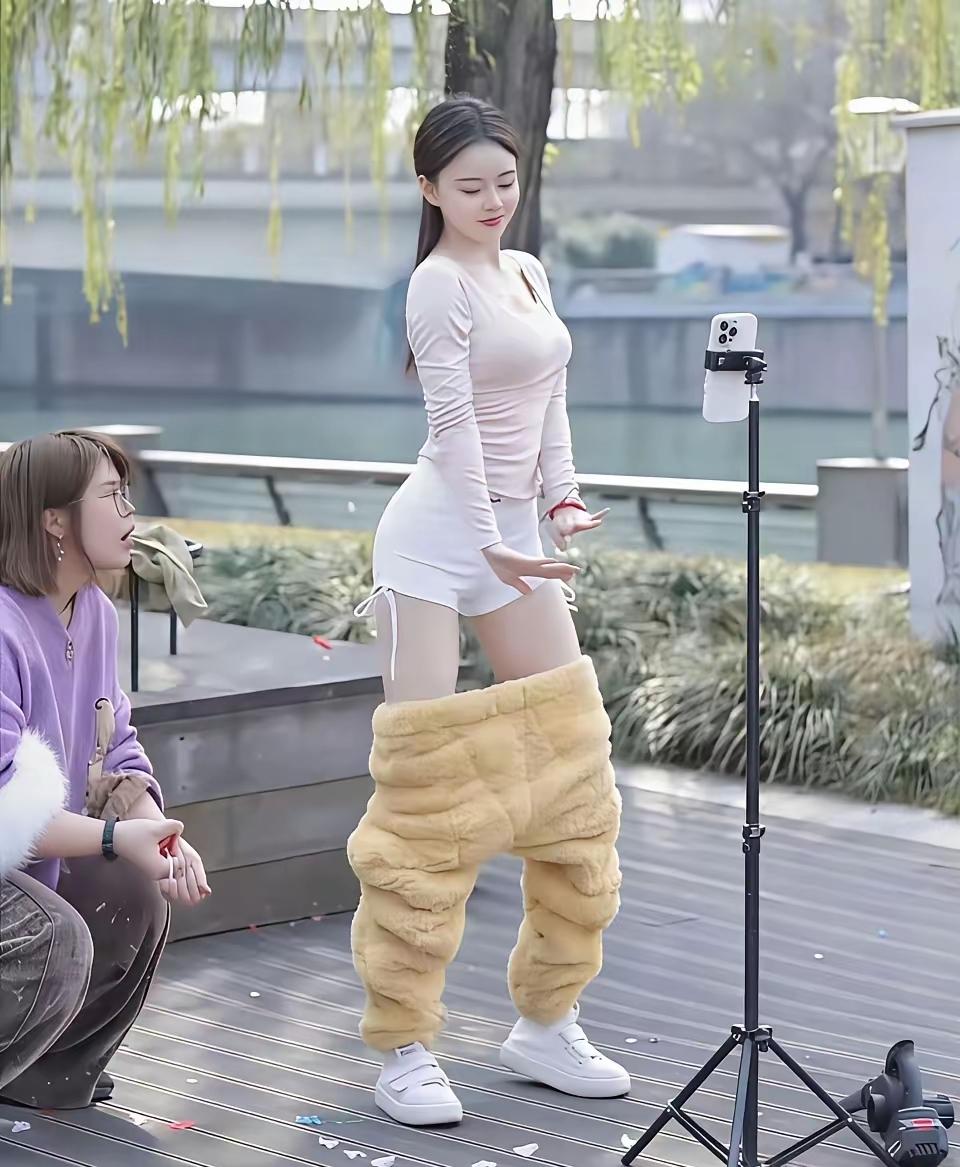这是什么造型，现在直播都这么卷了？
