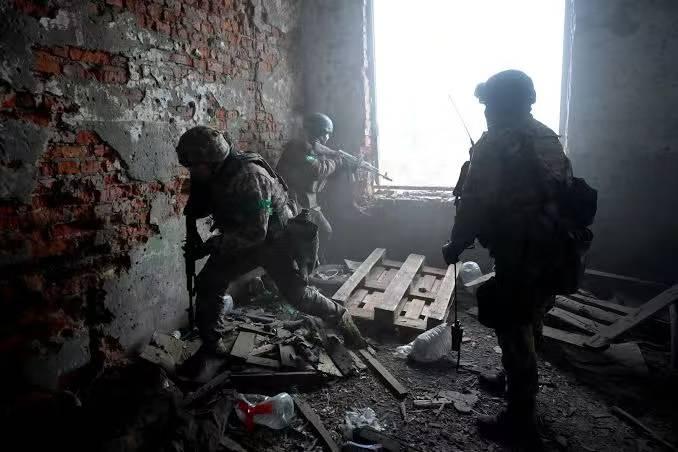 深夜，第聂伯河沿岸的索斯诺夫卡村外围，一场近距离交火正在激烈进行。俄军突击队摸