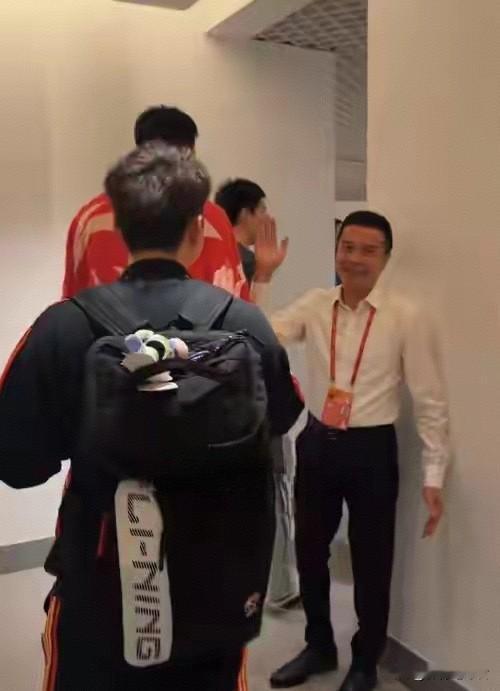朱芳雨眉开眼笑！广东男篮险胜宁波男篮，球员们个个兴高采烈，球迷们也是满意而归。