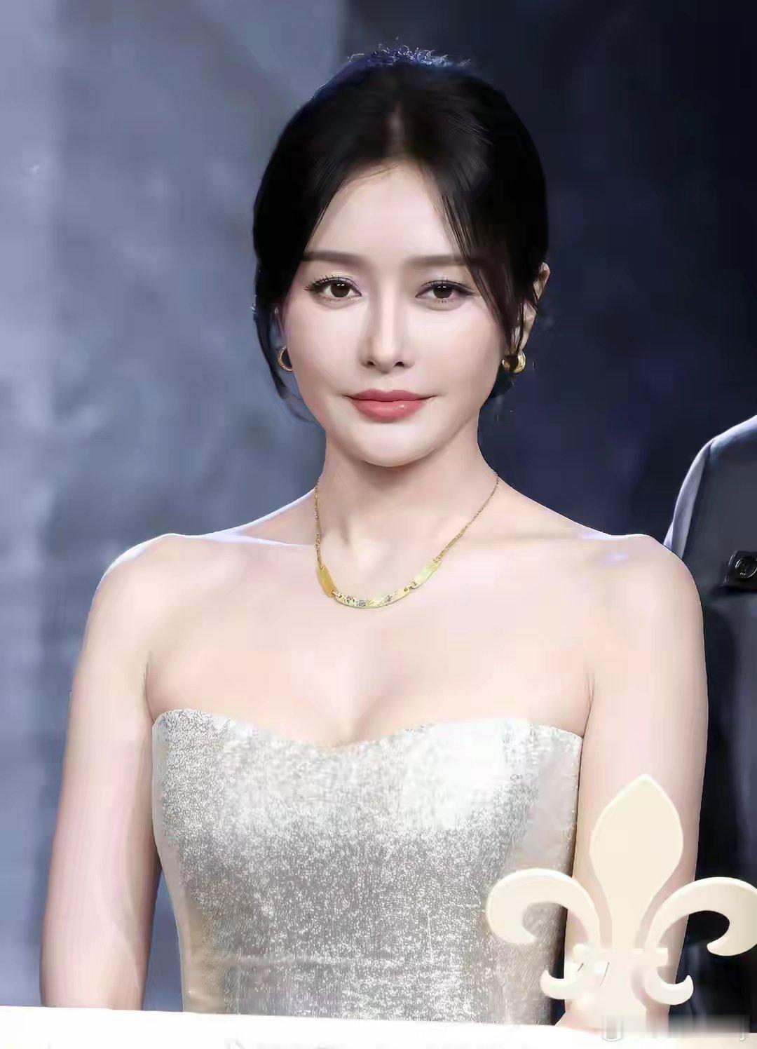 秦岚金子涵感觉岚姐无辜躺枪呢大部分以明星为噱头的生意明星基本都不参与经营