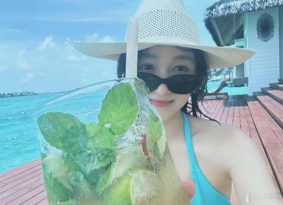 9月6日，关晓彤分享海边度假照片！笑容满面与镜头干杯，大秀好身材，关晓彤在不同平