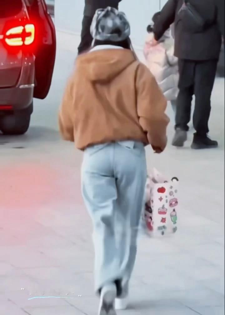 迪丽热巴跑起来好Q弹，太可爱辣～她帽子和牛仔裤都有蝴蝶结耶❗️