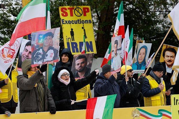 【抗议加剧！在伊朗，抗议者用火障封锁道路】据BBC报道，伊朗多地抗议者设置火障