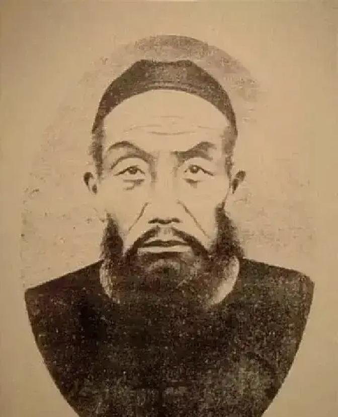 1863年我拜见曾国藩的时候，他已经六十多岁，但精气神很足。身高大概五尺八九寸，身材魁梧匀称，肩宽胸
