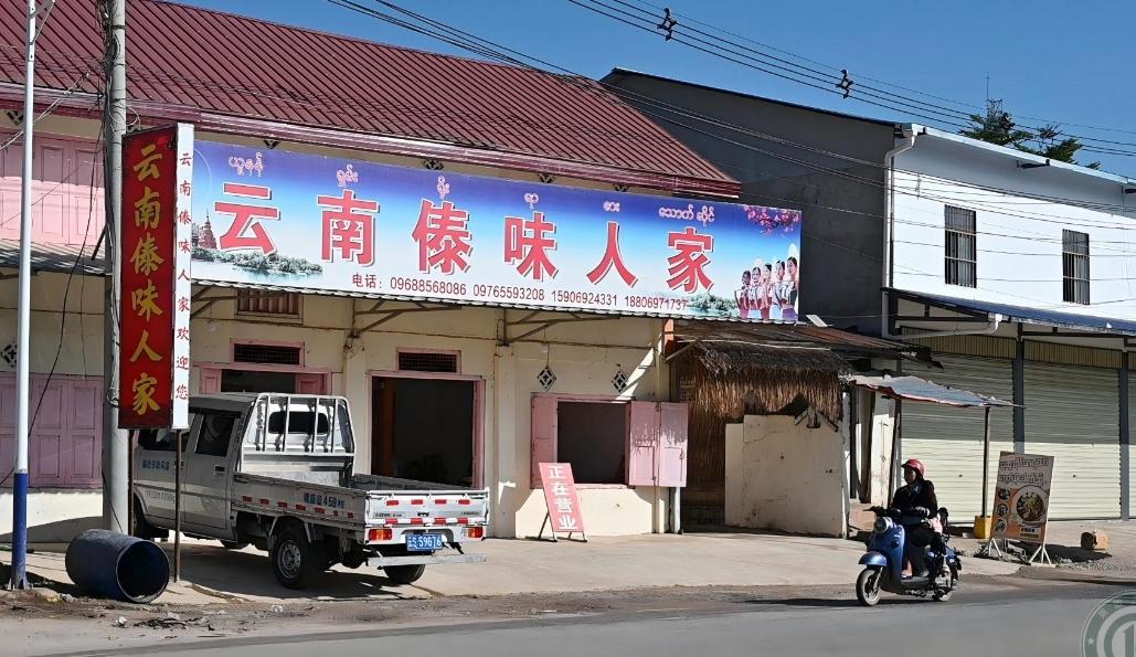 缅北木邦县的街头风景很美！整个木邦县驻地，其实就是一个不算很大的镇子，这里生