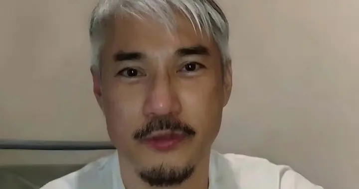 61岁帅气依旧！香港知名演员双鬓斑白仍未结婚，同性友人感情稳定