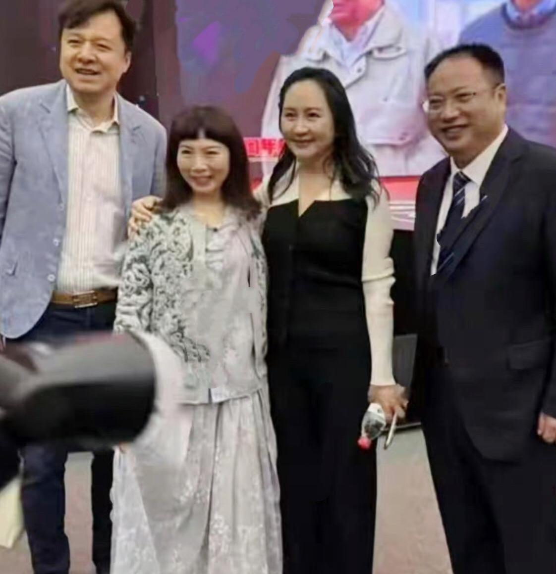 54岁孟晚舟与丈夫同框亮相，一袭简约黑裙尽显优雅，整个人气质焕然一新，同框时松弛