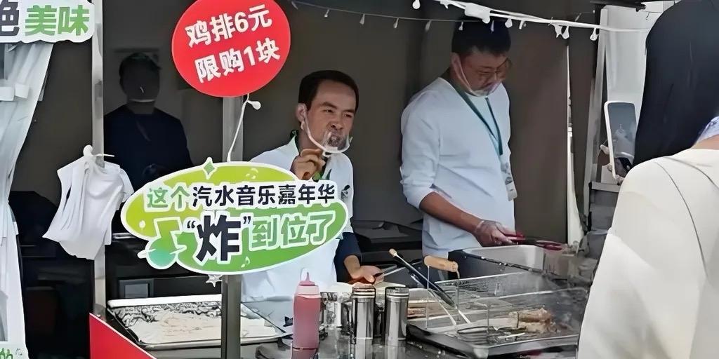 10月25日，网红“鸡排哥”李俊永在南京某音乐节开启全国“巡炸”首站，他不仅升级