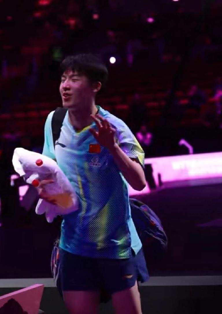 温瑞博比赛完，下场太好笑啦。19岁小将温瑞博3：0赢的比赛，现场观众都很兴奋，