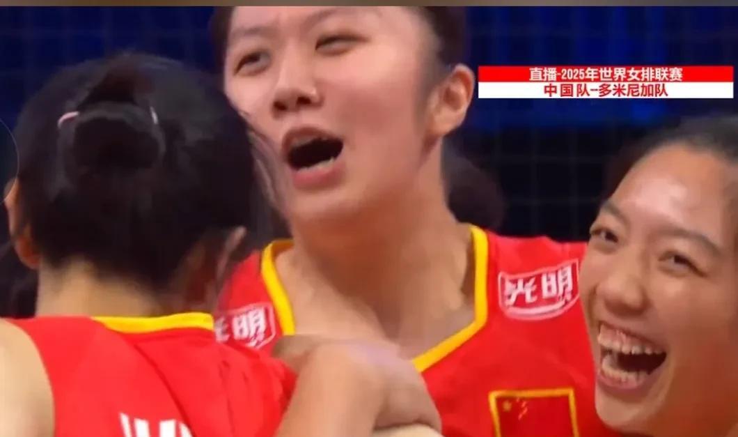 庄宇珊优缺点明显被教练按替补席上，小将董禹含上场成关键。中国女排目前主攻线上的