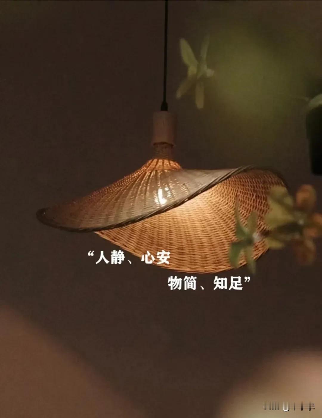 要学会在自己的小角落，慢慢的变好。生活本该就是五彩缤纷的，有美好的暖色调，也会有
